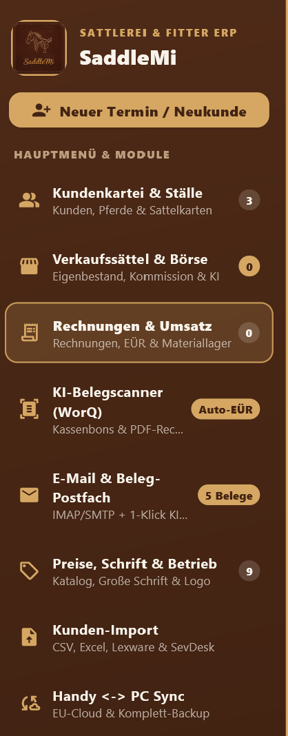 SaddleMi Hauptmenü in Sattelleder-Optik mit Kundenkartei, Verkaufssättel, Rechnungen, KI-Belegscanner und Cloud-Sync